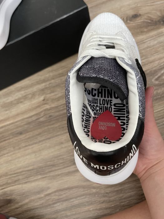 36 н-р Бели кецове Love Moschino