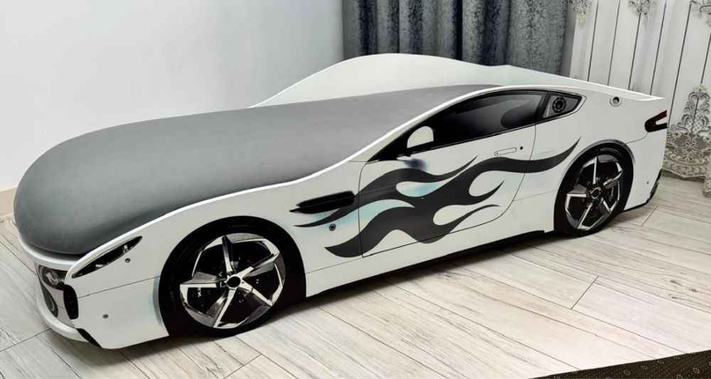 Продам детскую кровать машинку