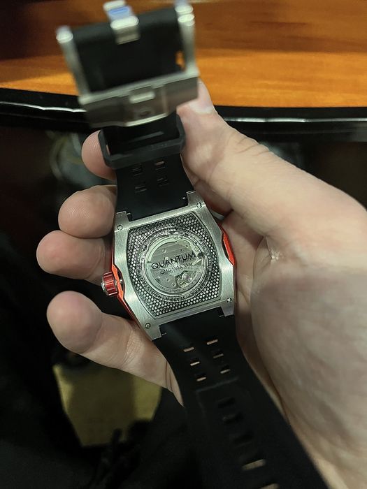 Уникален часовник QUANTUM