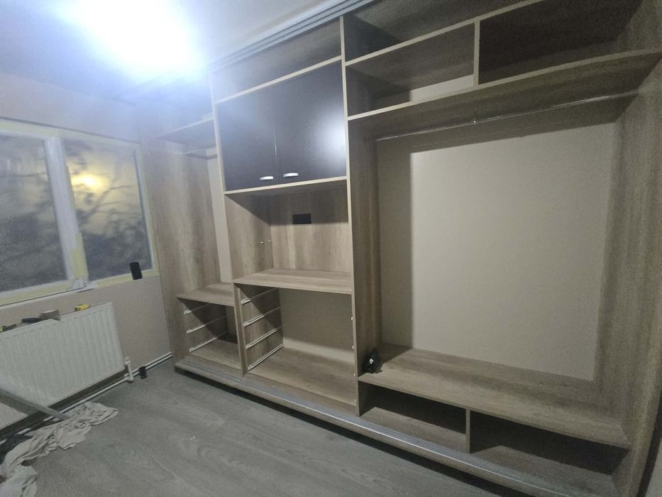 Vând Dressing Modular Modern – Spațiu Eficient și Design Elegant