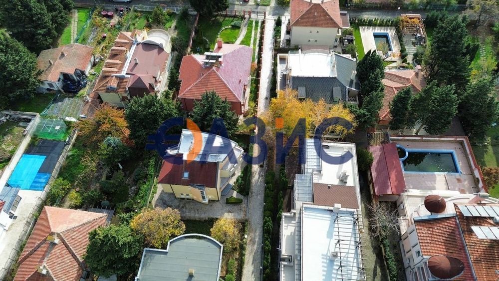 Продава се Къща в к.к. Слънчев бряг - 415 кв.м за 1100 €/кв.м - Снимка #4