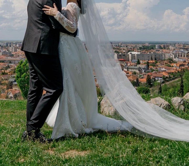 Vând rochie de mireasă, în stare impecabilă, mărimea S-M