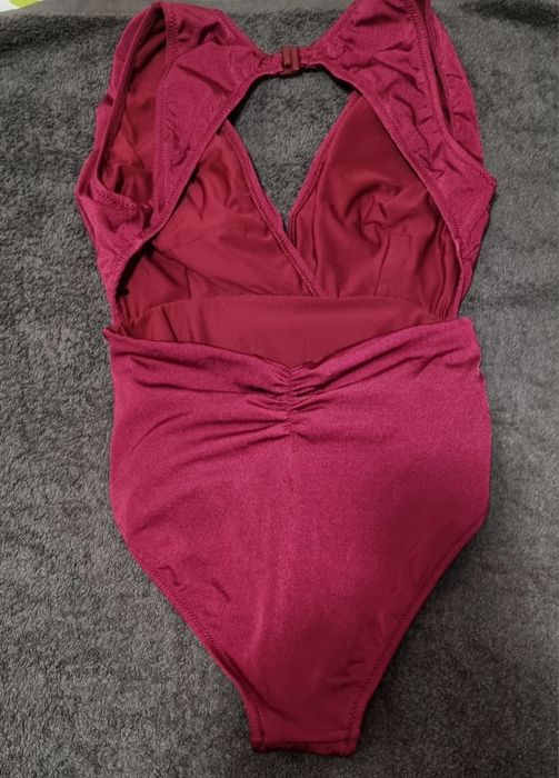 Costum de baie întreg cu decolteu cache- coeur