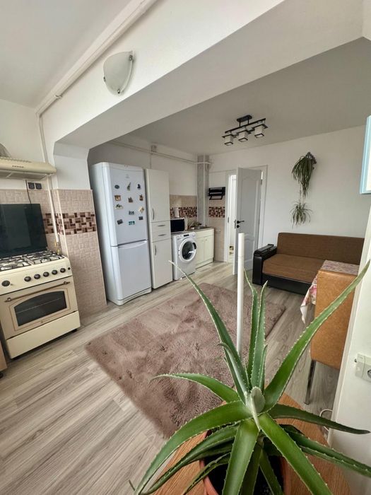 Inchiriez apartament cu 2 camere decomandat,zona Catedrala