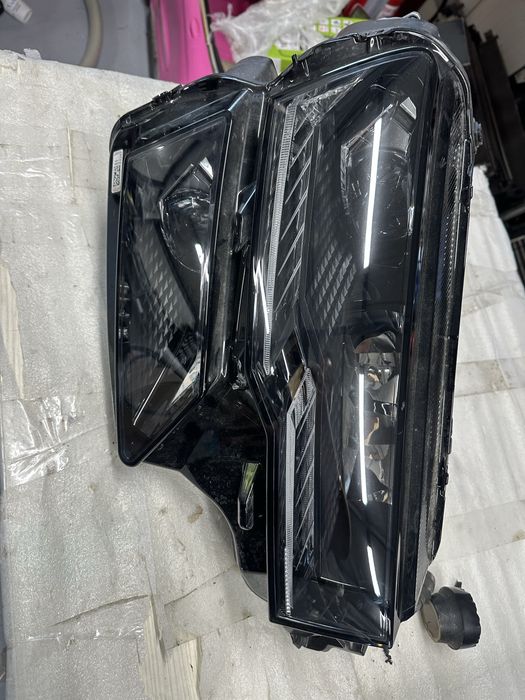 Far dreapta full led skoda karoq facelift.