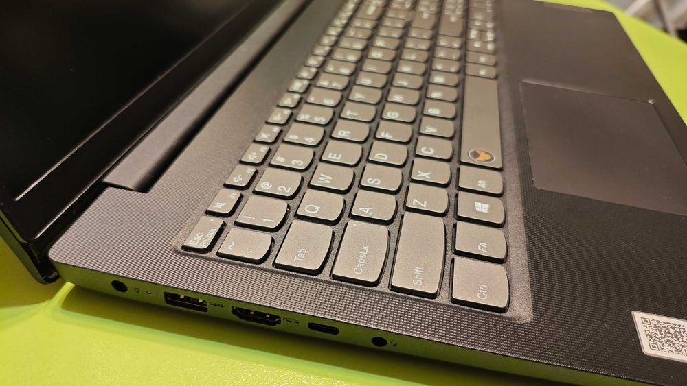 Продавам Lenovo V15 G3 IAP / i5-1235U / 16GB RAM / 512GB NVMe