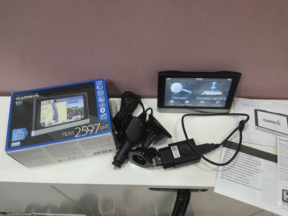 Продавам оригинален GPS GARMIN с много функции и български език
