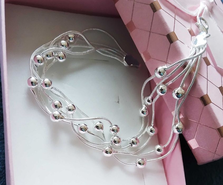 Елегантна,сребърна гривна в луксозна кутия за подарък. Различни модели