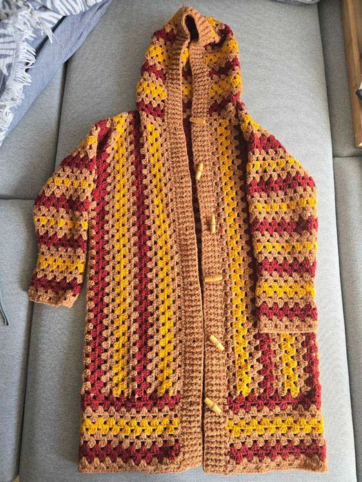 Ръчно плетено палто с качулка