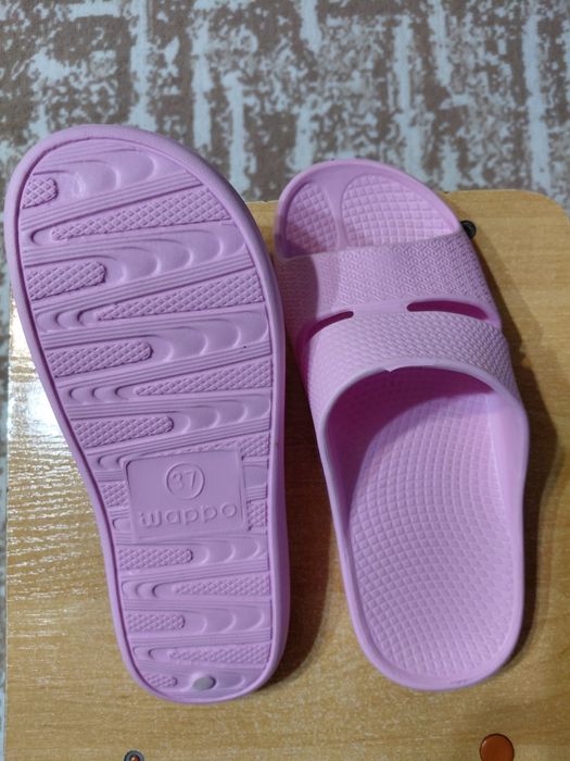 Продам шлепки новые для бассейна