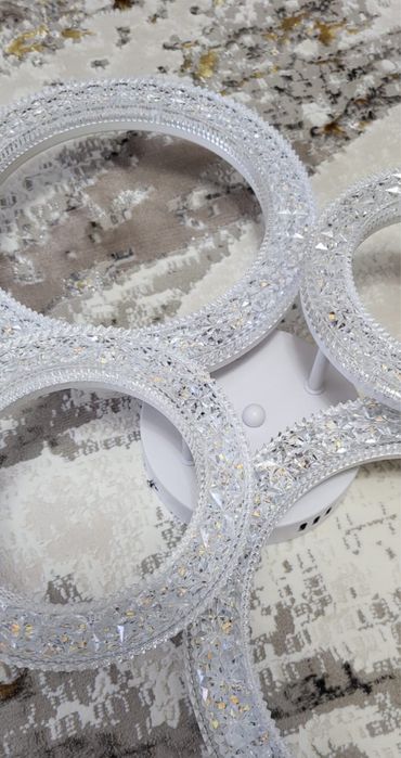 Люстра с тремя режимами света