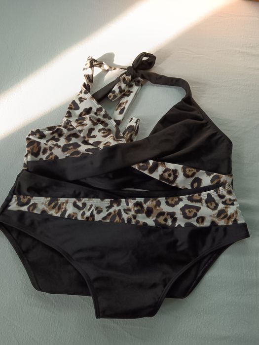 Vând Costum de Baie Mărimea 1 XL Nou