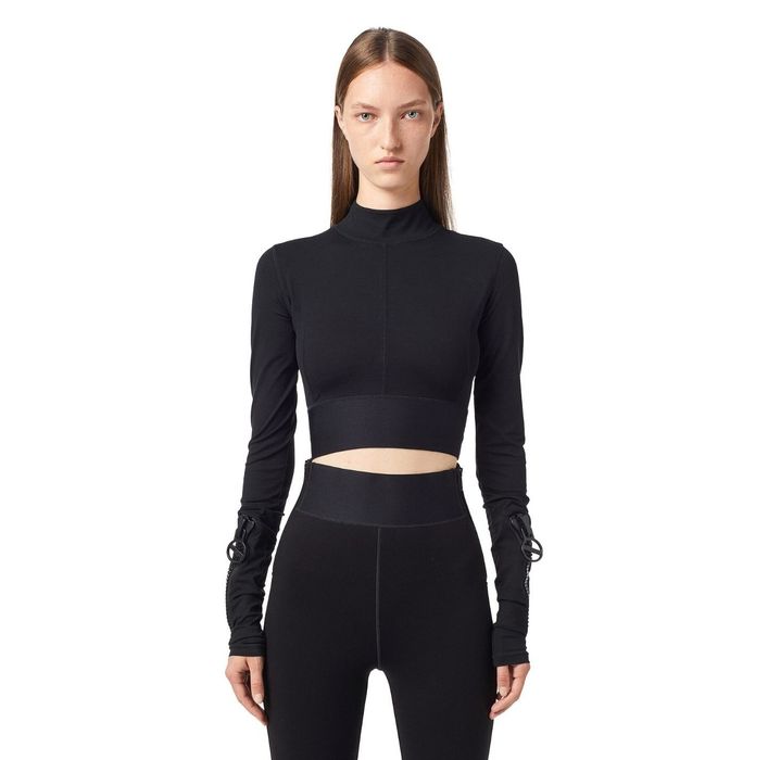 Страхотна дамска блуза DIESEL кропнат
модел,нова сетикет, размер М /L,