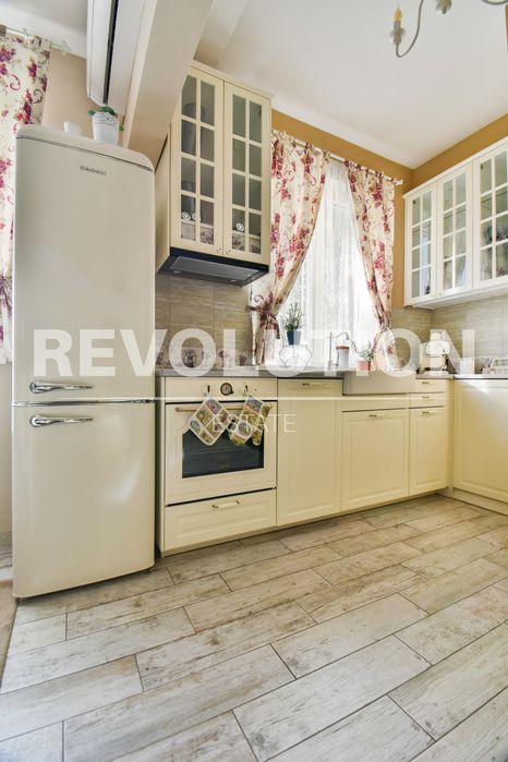 Дава се под наем Тристаен апартамент в София, Център - 70 кв.м за 800 € - Снимка #4