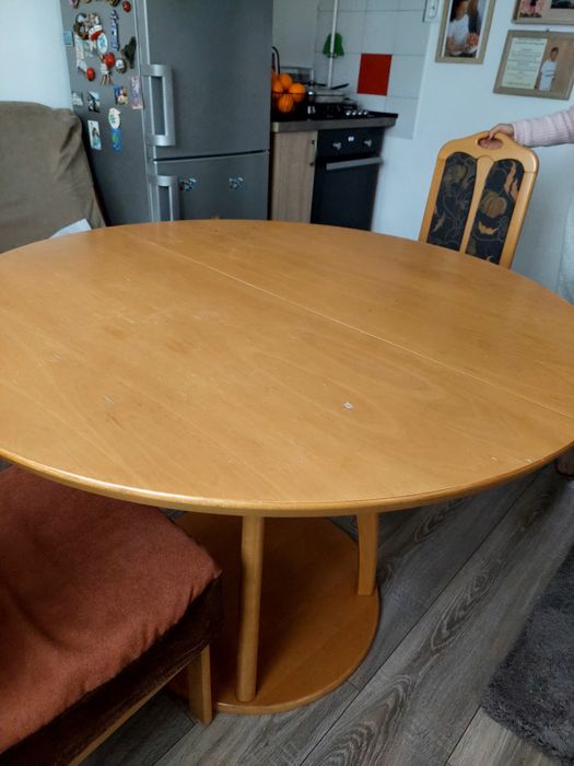 Masă împreună cu 5 scaune