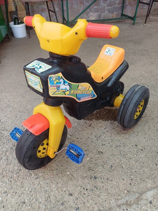 Детско моторче с педали