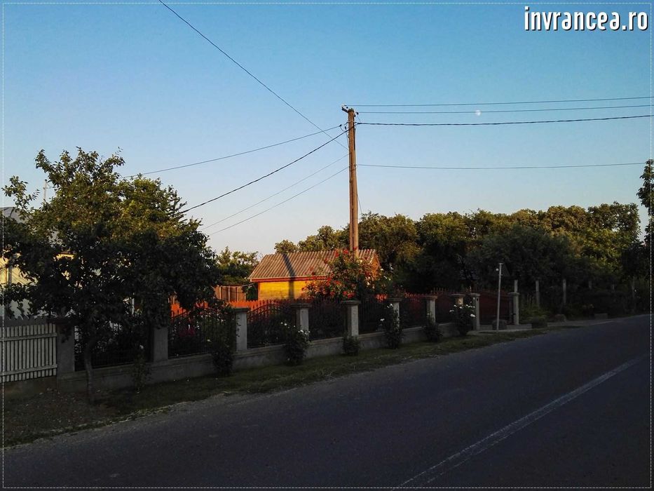 Teren intravilan 3480 mp Jariștea utilități, casă de vacanță sau fermă