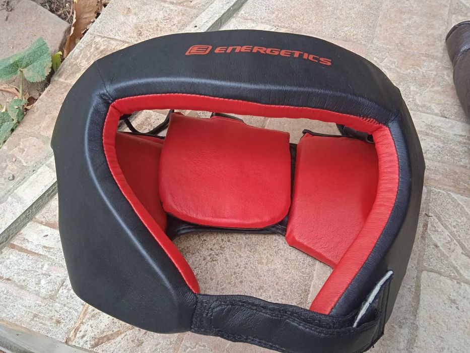 Стари боксови ръкавици и шлем Energetics