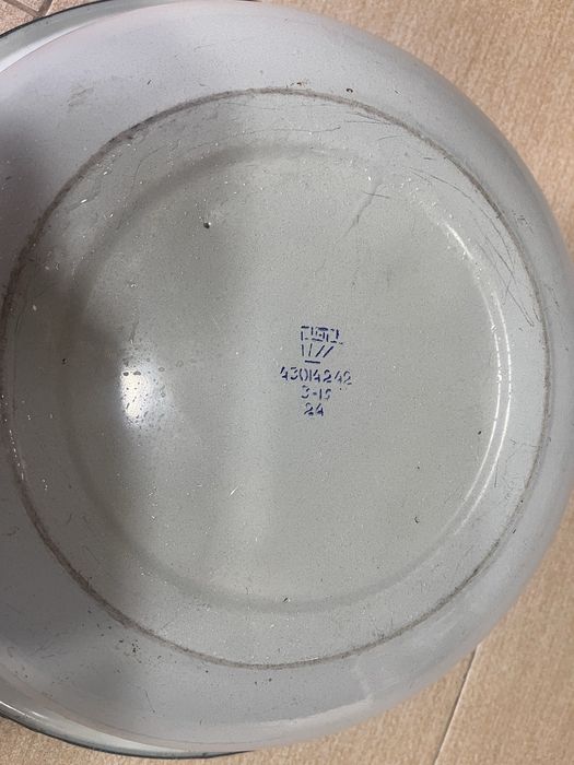 Продается эмалированный таз и алюм друшлаг