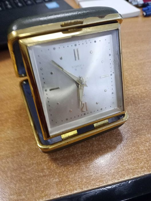 различни часовници всички работещи