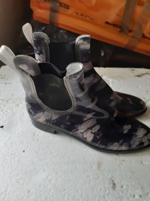 Vând foarte convenabil o pereche de cizme de cauciuc