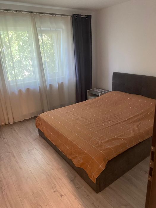 De închiriat apartament 3 camere