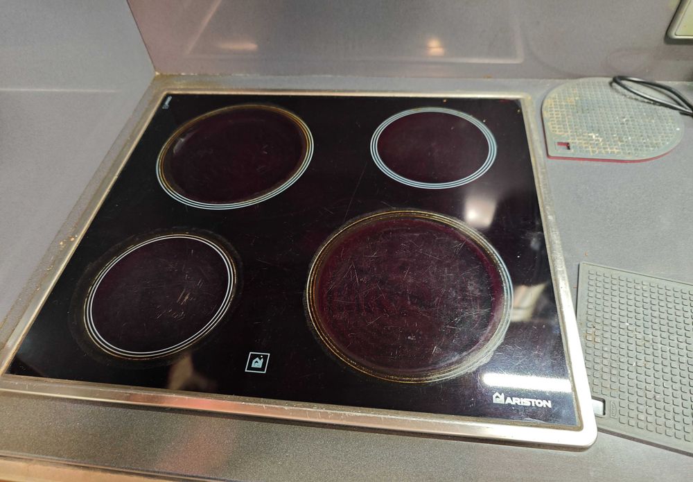 Продавам фурна за вграждане и плот стъклокерамични котлони Ariston