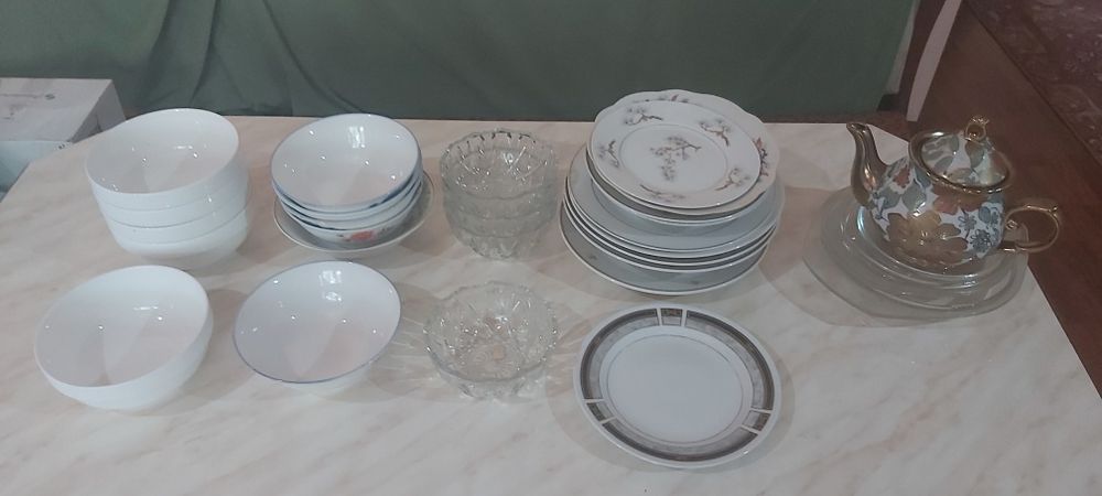 Продаётся много посуды.