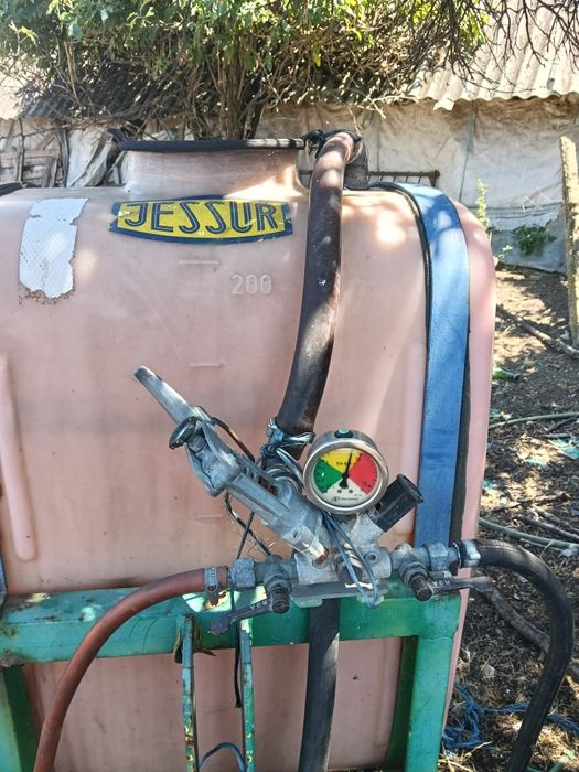 Vând atomizator de stropit pomii 200L