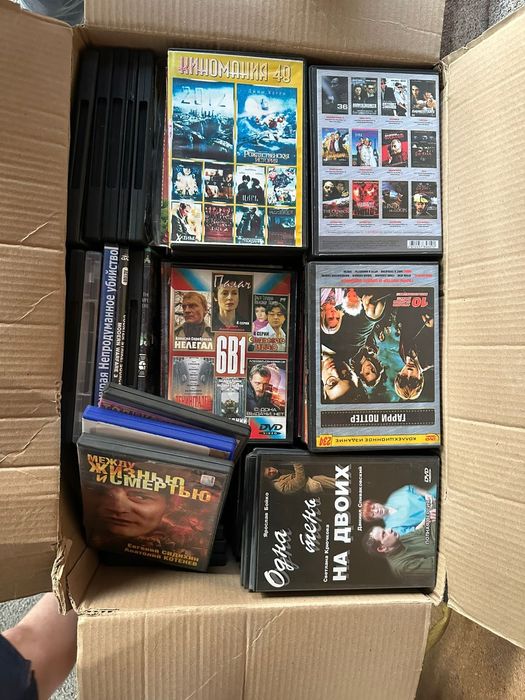 Продам коробку CD диски