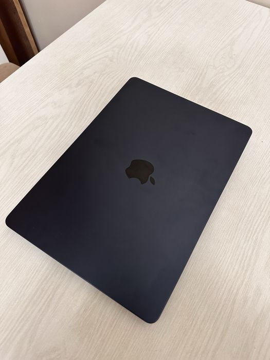 MacBook Air M2 13.6” 16GB / 256GB Midnight