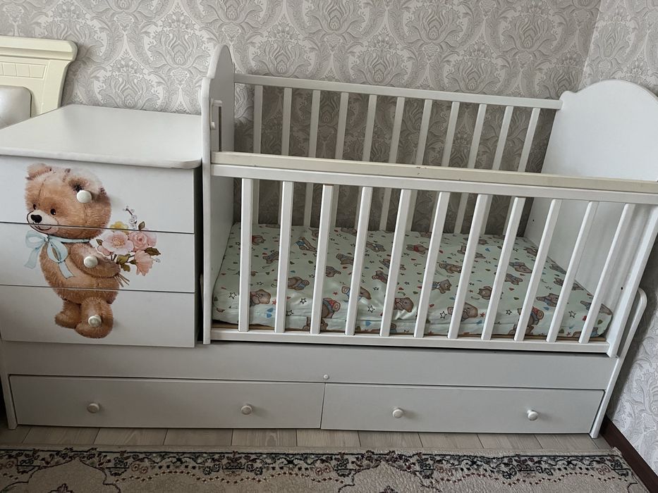 Детский кроват ( матрас в подарок)