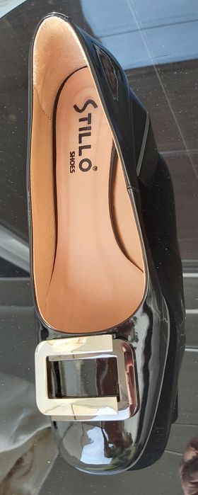 Дамски черни лачени обувки с катарама и нисък ток