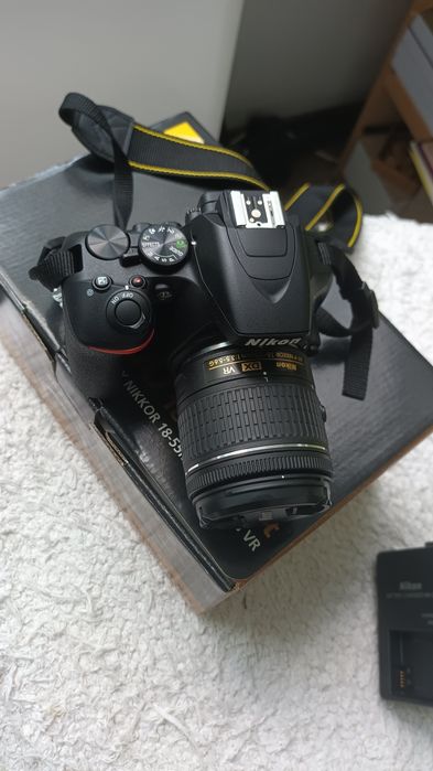 Aparat Nikon  D3500, foarte puțin folosit. Fra zgârieturi , obiectivul este ok.