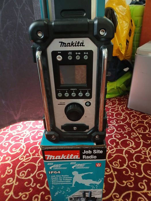 НОВОMakita Строително радио DMR116