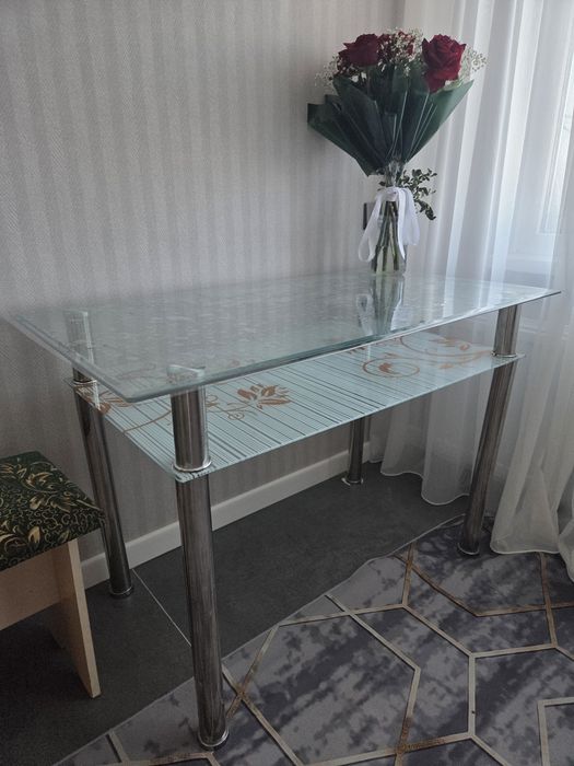 Стол стеклянный для дома