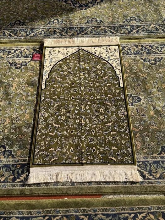 Saudiyada ishlab chiqarilgan Madina joynamozi