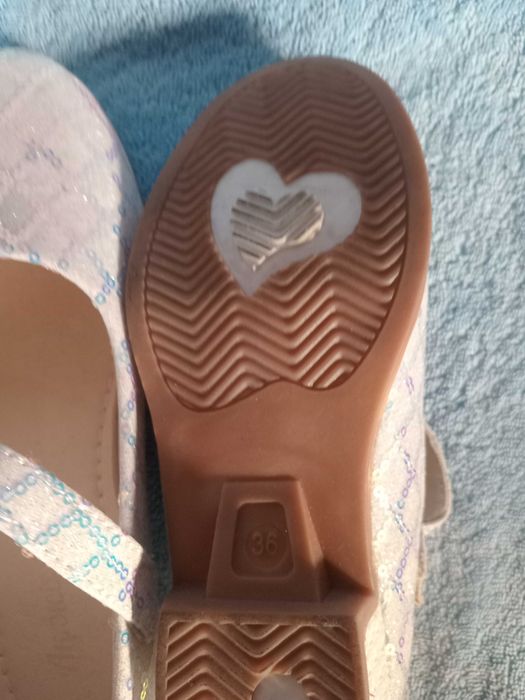 Продам туфли для девочки