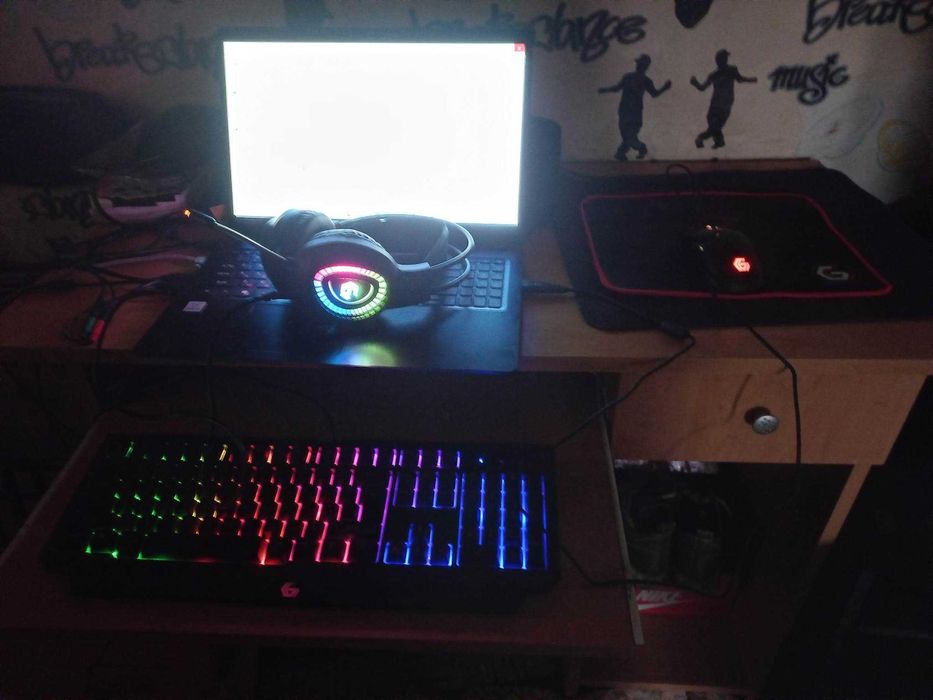 Laptop Acer с Гаранция + Мишка Клавиатура и Слушалки