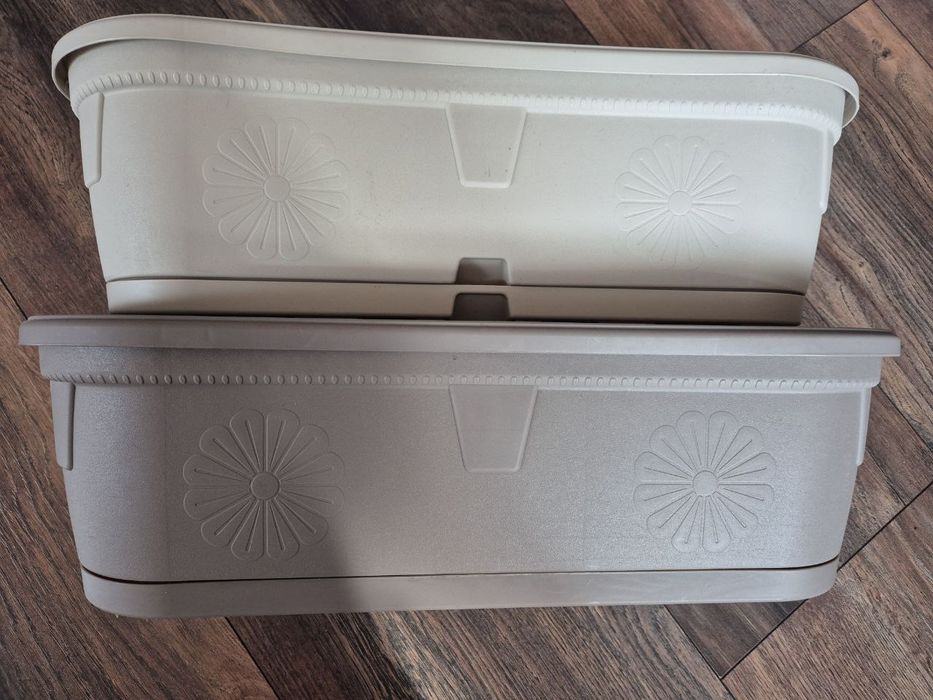 Саксия с поднос за цветя