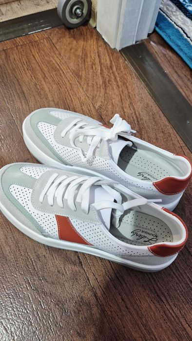 Продам кроссовки