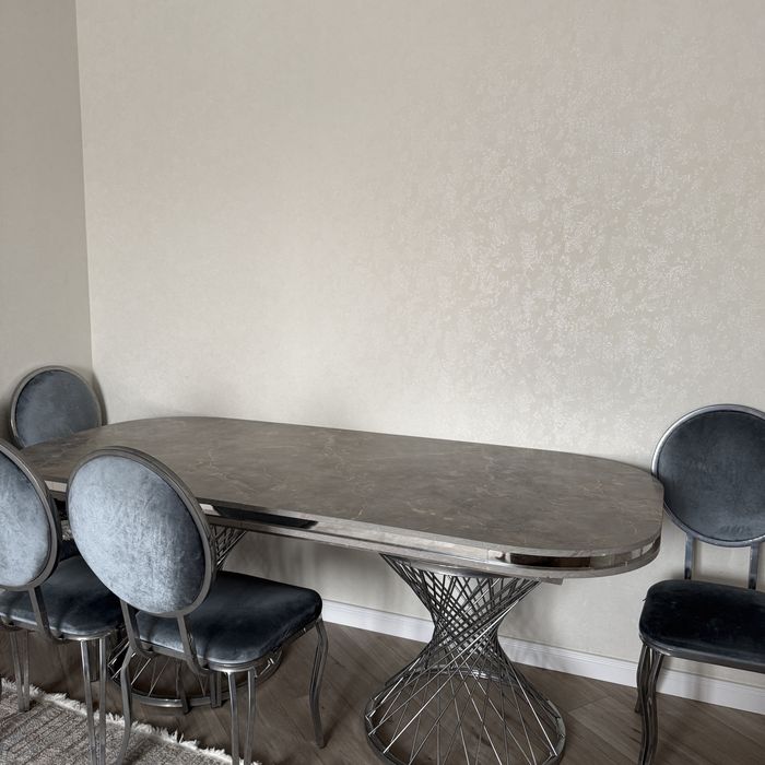 Стол в хорошем состоянии