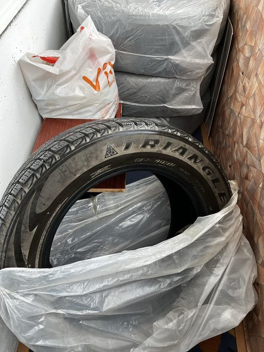 Продам б/у зимнюю резину TRIANGLE  235/60R18