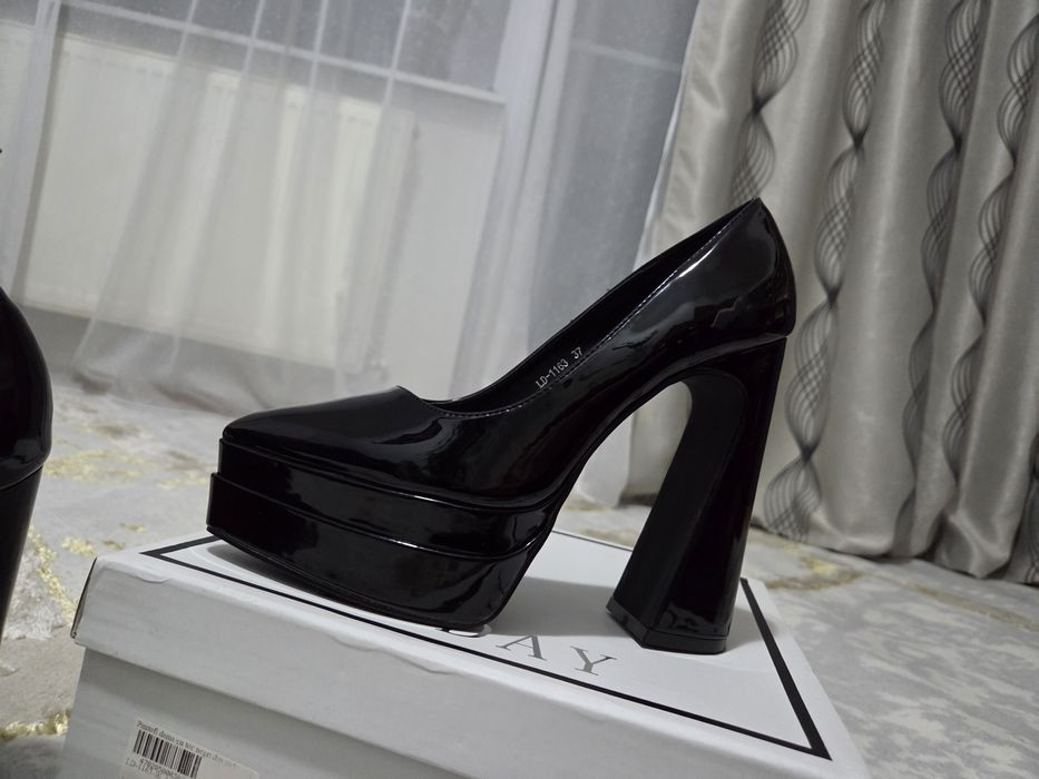 Pantofi de lac cu platforma nr 37