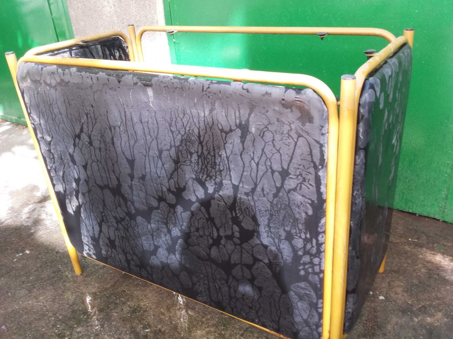 Стелажи със стъклени рафтове