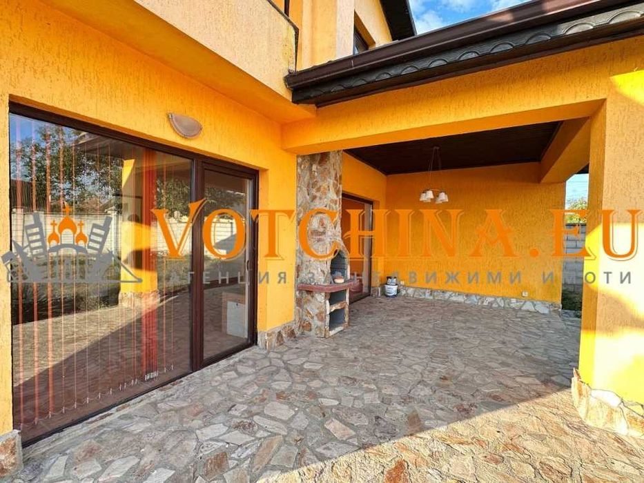 Двуетажна къща с просторен двор в село Соколово!