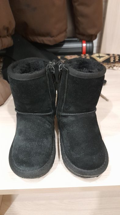 Продам угги. В подарок ветровка.