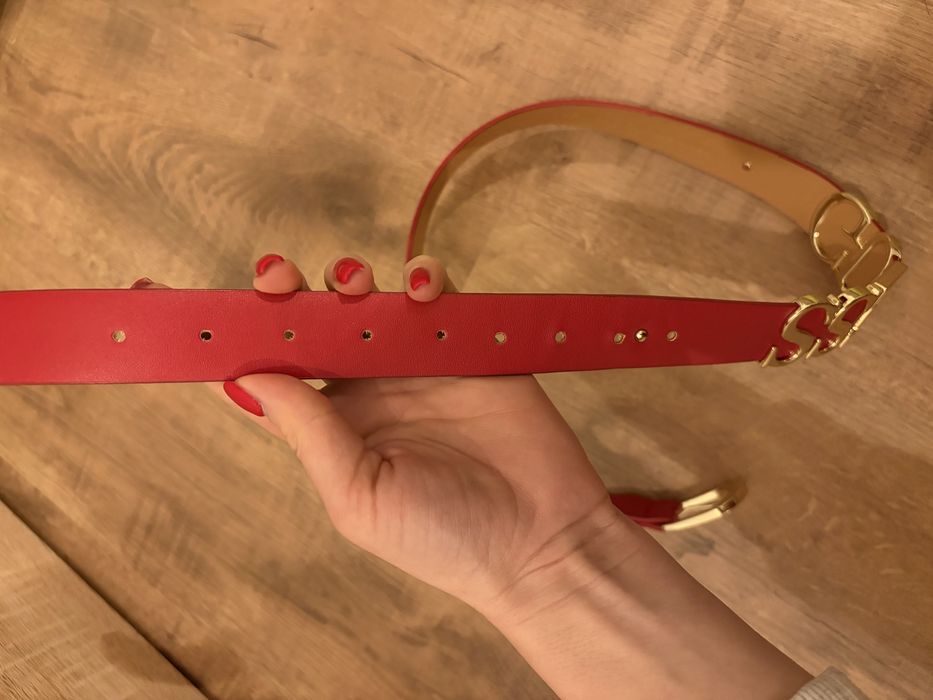 Колан Guess - червен със златни букви