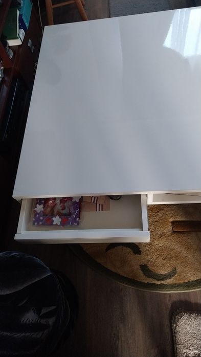 Masa living culoare alba sertare .95 /95 ,înălțime 31