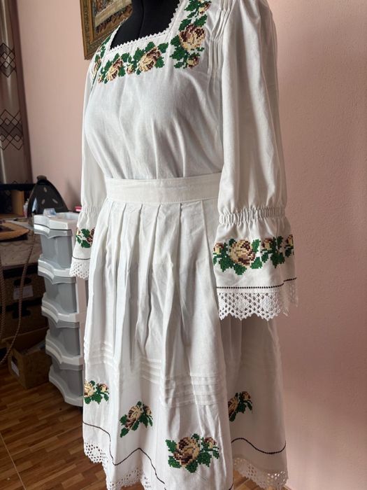 Costum popular cusut la mașină, alcătuit din 4 piese